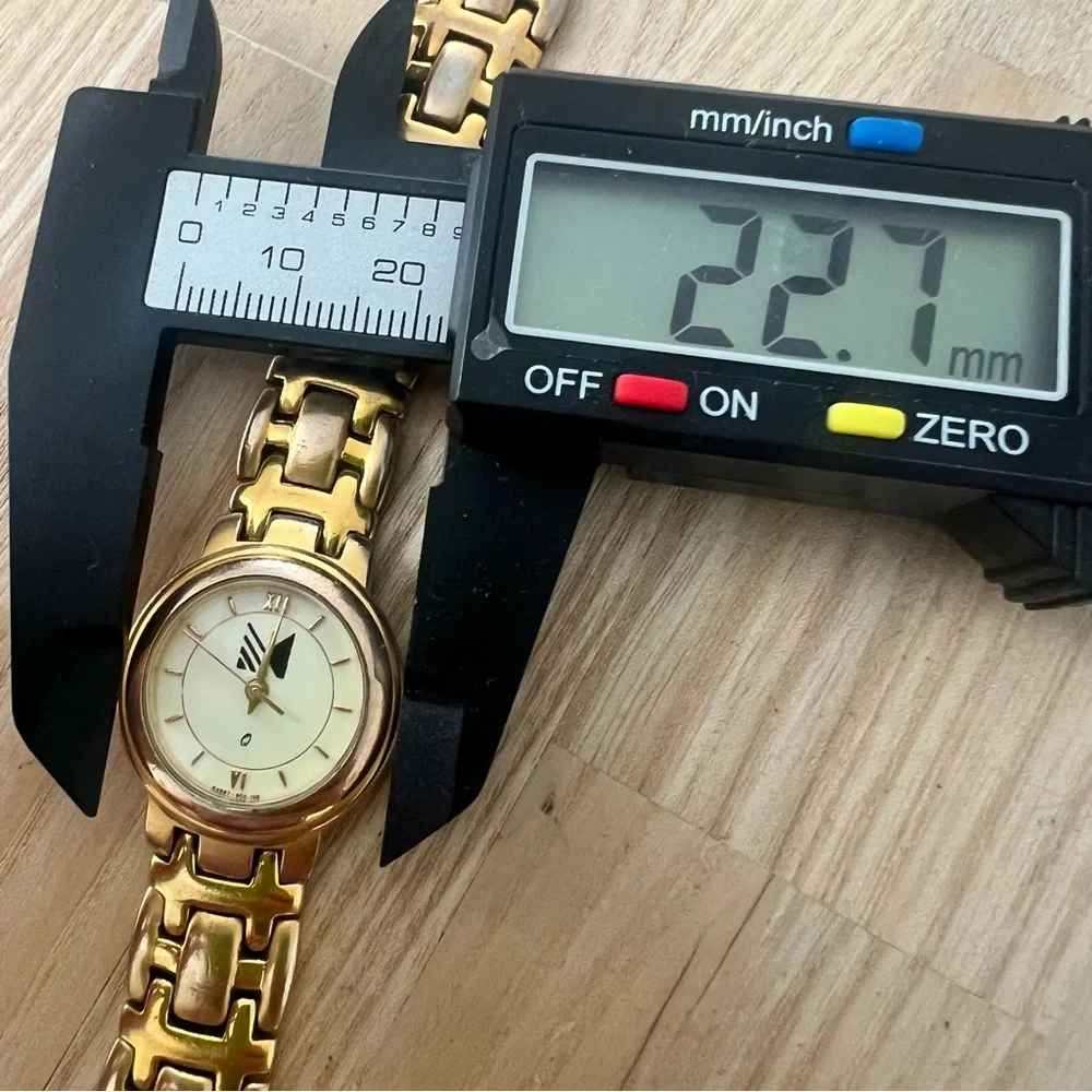 Vintage style Ladies gold tone dress watch NEW BATTERY